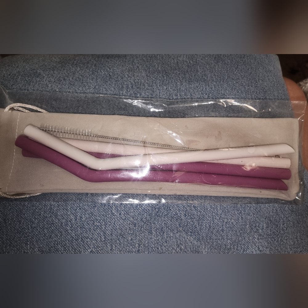 4 NEW Silicone Straws plus straw cleaning brush &‎ soft drawstring storage bag.